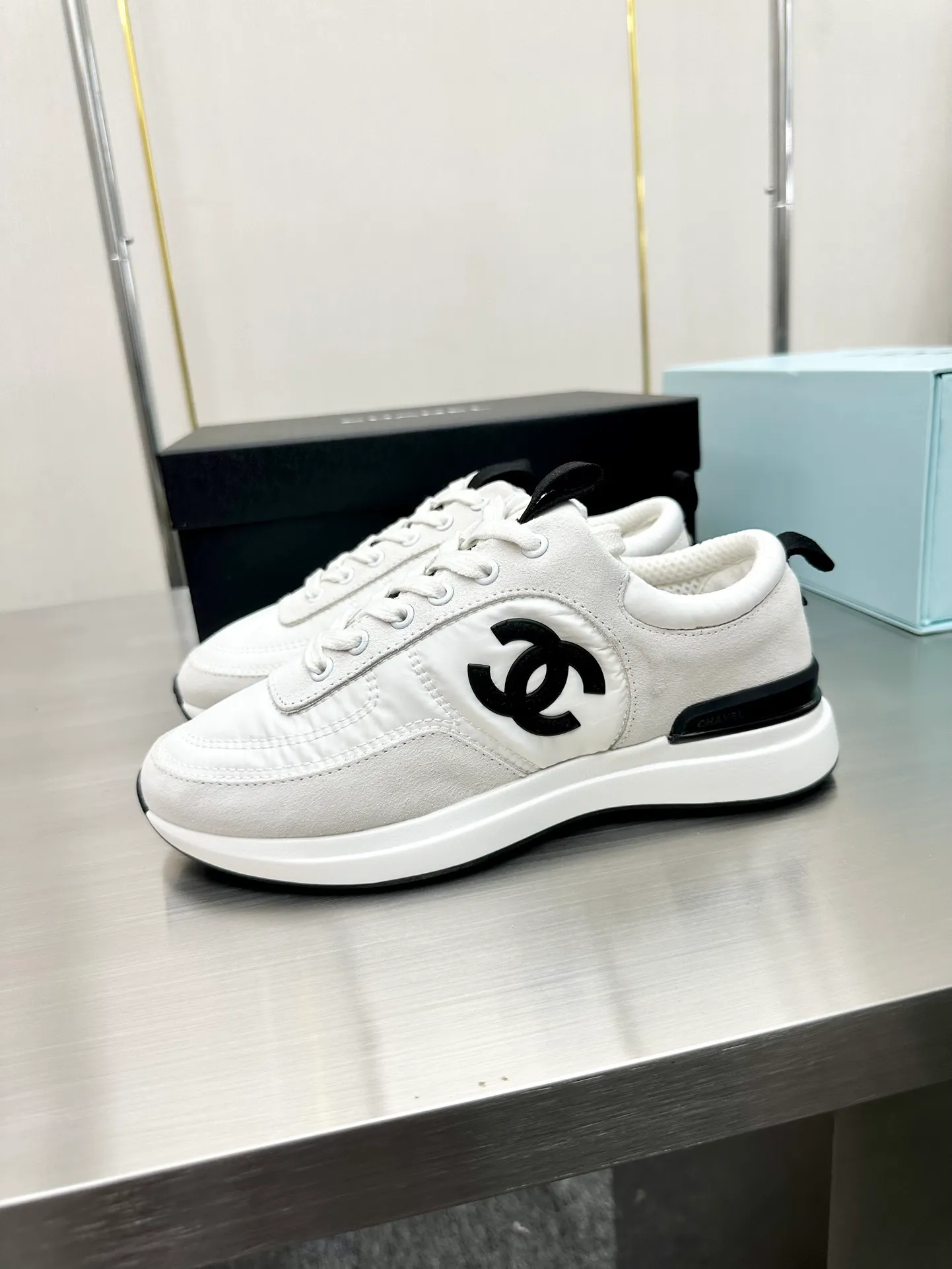 👟👟Ex-factory price 520 🌈🌈 Women's shoes Women's clothing CHANEL Chanel thick-soled panda sneakers Panda biscuit shoes Chanel 2023ss hot panda shoes🐼Colorful thick-soled casual sports shoes sneakers Counter synchronization The counter is very popular Very difficult to buy a shoe The most popular thick-soled panda shoes on the Internet It is conceivable that Xiaoxiang control cannot miss it Simple and versatile white shoes that coexist with good looks and comfort. Thick soles increase height and are super versatile. You can wear them with your eyes closed😍Whoever wears them will look better. Upper: calfskin. Lining: imported sheepskin lining. Outsole: T👟👟Ex-factory price. Original outsole. Size: 35-40 (41 42 customized.